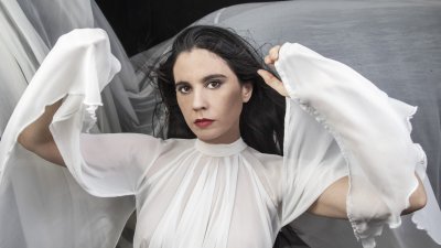 Académico Usach sobre el nuevo álbum de Javiera Mena: “‘Inmersión’ es un disco complejo y que no va a la fórmula segura”
