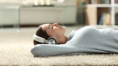 La música relaja y ayuda a reducir el cortisol o adrenalina de la persona