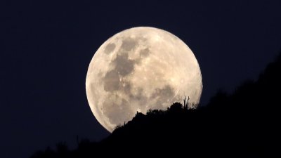 Cada vez más lejos de la Tierra, cráteres con agua y movimientos telúricos: Algunas curiosidades de la Luna