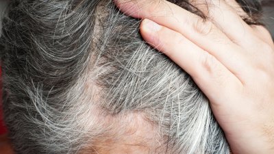 Estudio afirma que las canas podrían ser el mecanismo de defensa que tiene tu cuerpo contra el cáncer