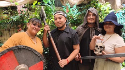 Café Mun: El mundo tras la única cafetería de fantasía medieval de Chile