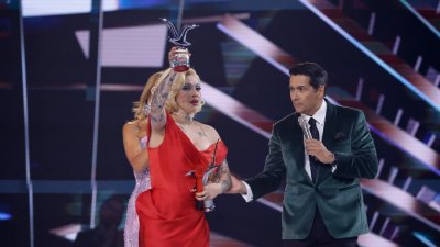 Hizo historia: Mon Laferte conquistó la Quinta Vergara y recibió la Gaviota de Platino