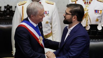 “La leo en mi casa”: La carta que el expresidente Boric le entregó al Presidente Kast en el cambio de mando