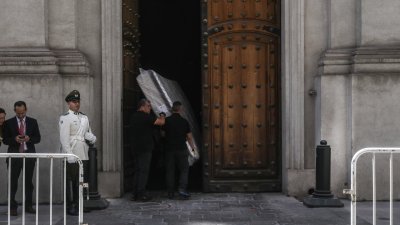 Mudanza presidencial: Llegaron los veladores y la cama a La Moneda