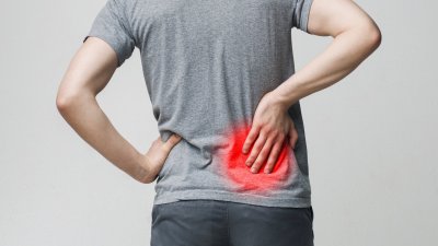 "Echarse mucho peso en la espalda": Cómo las cargas físicas, emocionales y sociales generan dolores en la columna