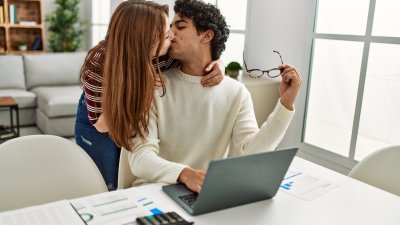 "Compatibiliza la vida laboral y personal": Estudio confirma aumento de natalidad en parejas que teletrabajan