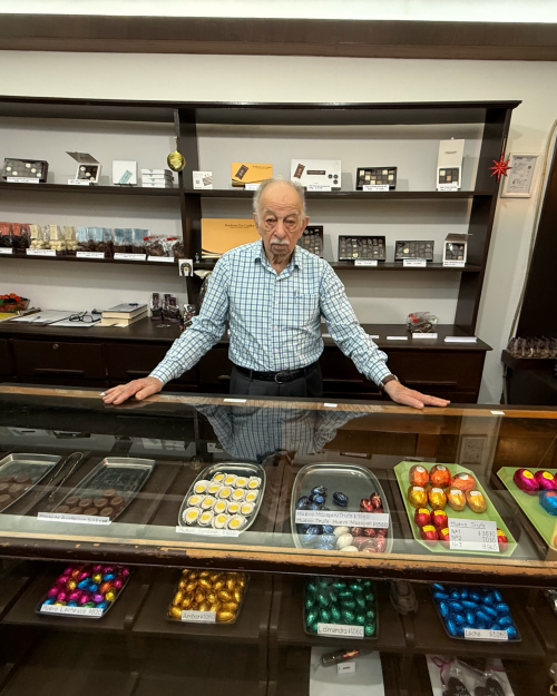 Patrimonio del sabor santiaguino: La dulce historia de los huevos de Pascua de la chocolatería “Dos Castillos”