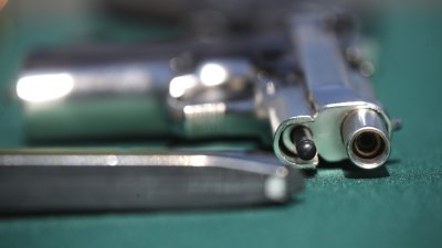 Alarma en Curicó: Estudiante de 14 años intentó ingresar con arma de fuego a su colegio