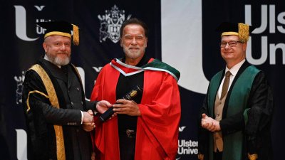 De la pantalla a las aulas: Universidad de Ulster invistió a Arnold Schwarzenegger como doctor honoris causa
