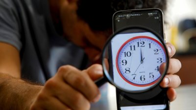 Se viene el cambio de hora: ¿Cuáles son los alimentos que ayudan a regular el sueño y los que lo alteran?