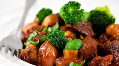 Los beneficios de la combinación de brócoli y carne: Favorece la digestión y disminuye el estrés oxidativo