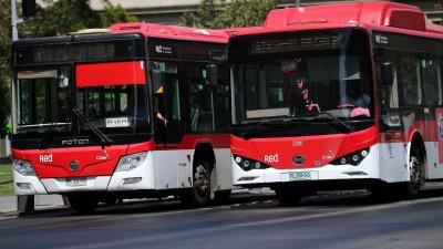 Ministro de Transporte afirma que frecuencia de buses sigue igual y acusa campaña de desinformación con “motivación política”