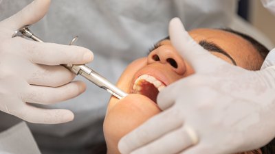 ¿Una infección de muela puede deformar el brazo? Dentista explica por qué se generó este extraño caso médico