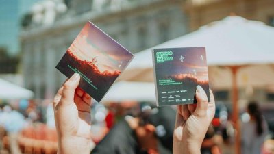 Santiago en 100 Palabras celebrará el Día del Libro regalando textos y con un encuentro con la escritora Siri Hustvedt