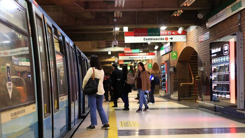 Más de 40 equipos fuera de servicio: Denuncian aumento de desperfectos en el Metro de Santiago