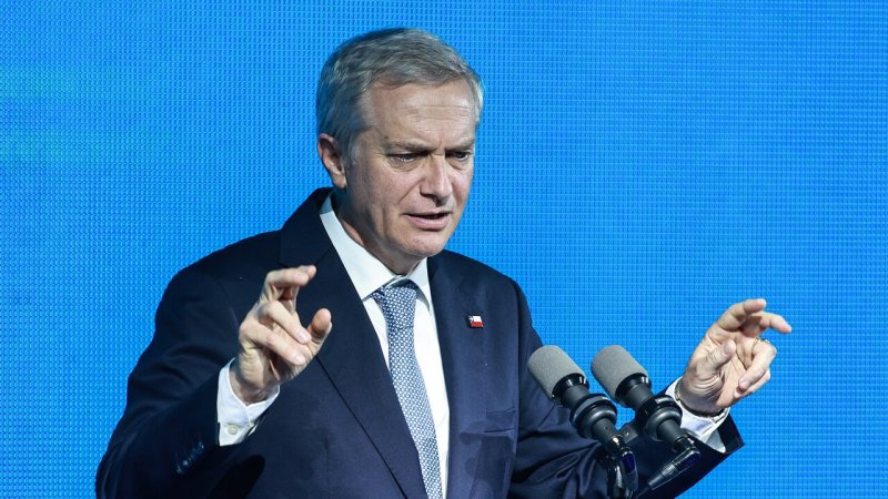 Presidente Kast matiza promesa de expulsar 300 mil migrantes: “Se entendió mal, era una metáfora”