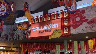 El Callejón Asiático, un espacio que recrea las vibrantes calles de Asia con pandas gigantes y carteles de neón
