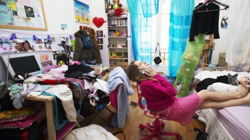 El estrés detrás del desorden: Experta advierte que dejar ropa acumulada sería señal de agotamiento emocional