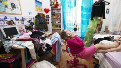 El estrés detrás del desorden: Experta advierte que dejar ropa acumulada sería señal de agotamiento emocional