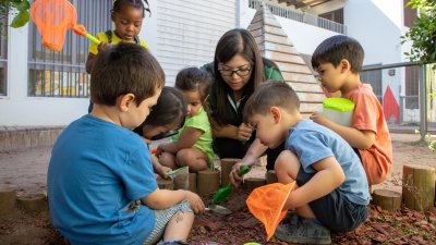 Menos plazas, más pantallas: Niños y niñas en Chile pierden hasta seis mil horas de juego durante su infancia