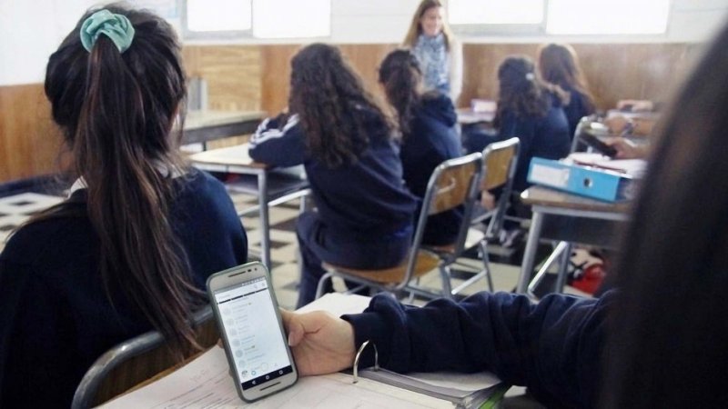 Senado comienza debate del proyecto que busca prohibir redes sociales a menores de 14 años
