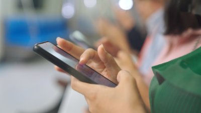 Experto aclara por qué algunas personas revisan constantemente WhatsApp aunque no tengan mensaje
