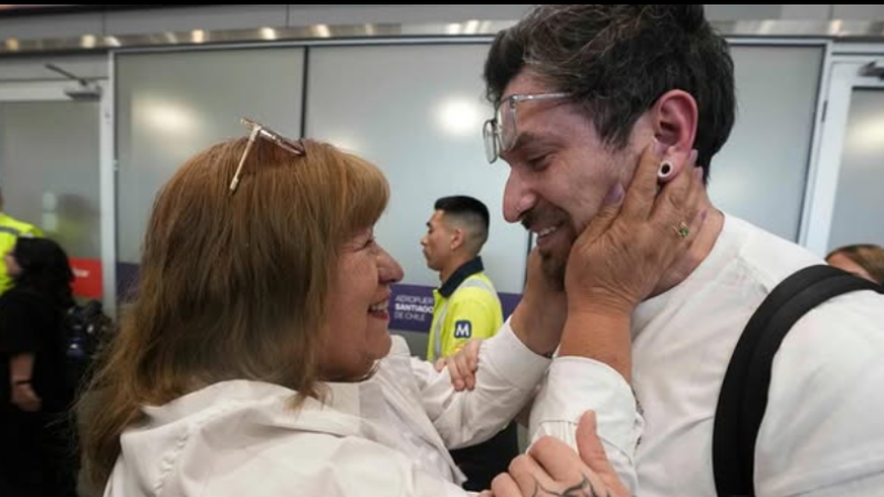 Buen final: Un joven estadounidense adoptado ilegalmente durante la dictadura se reunió con su madre biológica en Chile
