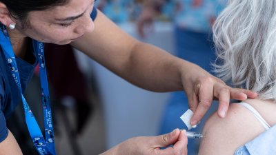 Atenciones respiratorias alcanzan su nivel más alto del año: Expertos explican por qué aún es tiempo de vacunarse
