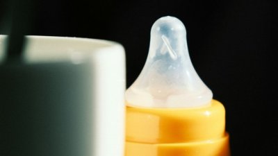 Mamaderas bajo la lupa: Investigación estudia el efecto del plástico en la salud infantil