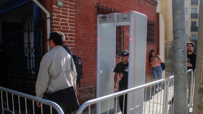 Super de Educación actualiza criterios de seguridad y autoriza uso de detectores de metales en colegios