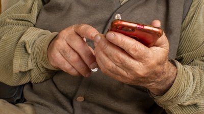 ¿Cómo respondo este chat? Radiografía a la brecha digital que sufren los adultos mayores en Chile