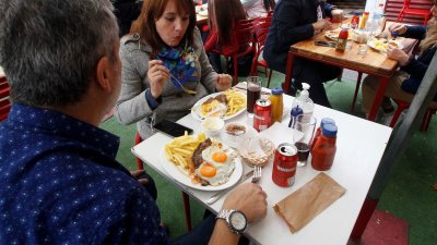 Más frío, más antojos de “algo rico”: Las razones científicas detrás del aumento de las ganas de comer en invierno