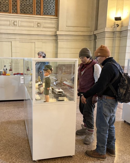 “En viaje a la infancia”: Exposición rescata 150 juguetes patrimoniales chilenos