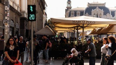 Menos bancos y más cafeterías: La nueva cara urbana de Santiago Centro en los últimos diez años