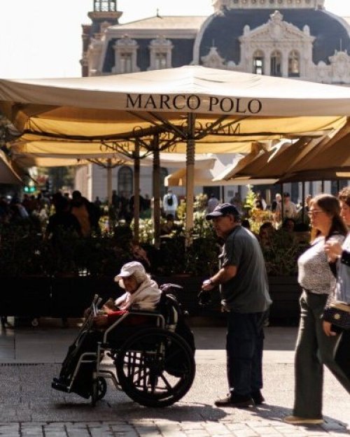 Menos bancos y más cafeterías: La nueva cara urbana de Santiago Centro en los últimos diez años