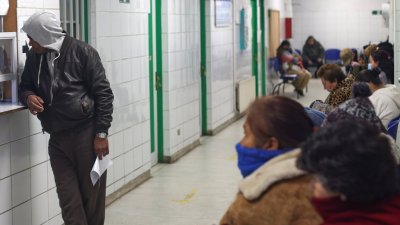 Crisis por listas de espera en Chile: Expertos llaman a tener políticas de financiamiento estables y de largo plazo