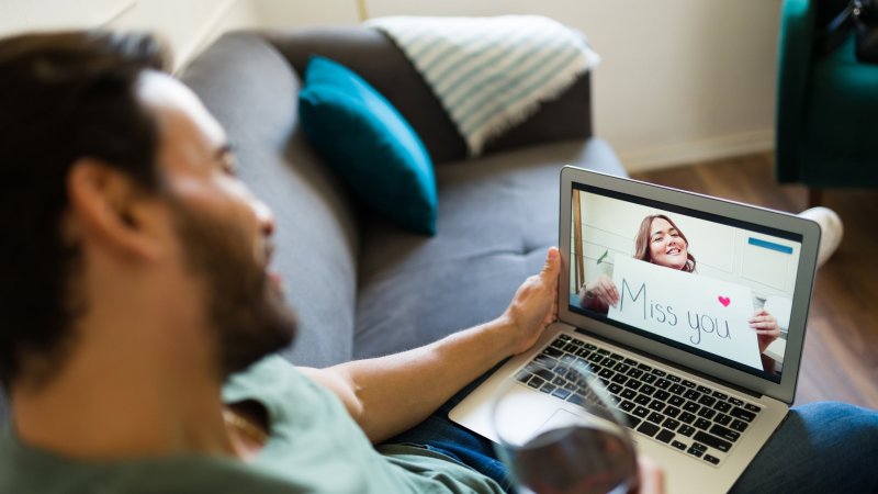 Amor anestésico y "a la carta": Cómo el amor virtual reemplaza el contacto humano en la actualidad