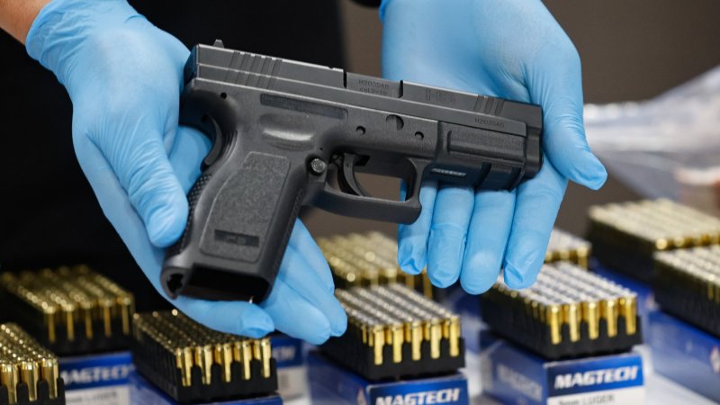 Megaoperativo: Desbaratan la mayor banda de tráfico de armas en Chile operada por adolescentes en Telegram