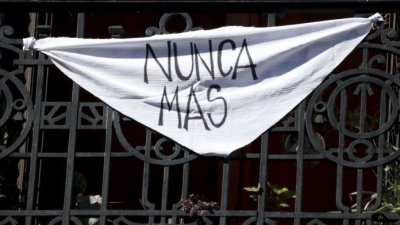 El avance del negacionismo en el mundo y en Chile: ¿Está en peligro la democracia?