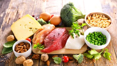 ¿Comer menos proteína te hace vivir más? Investigación sugiere que reducir este consumo podría aumentar la longevidad