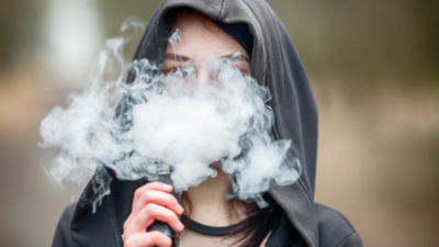 Alertan por auge del vapeo en adolescentes entre 13 y 15 años: "Es una puerta de entrada al tabaquismo"