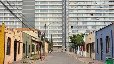 La ciudad en altura: exposición refleja la intimidad, conflictos y convivencia detrás de los edificios de Estación Central