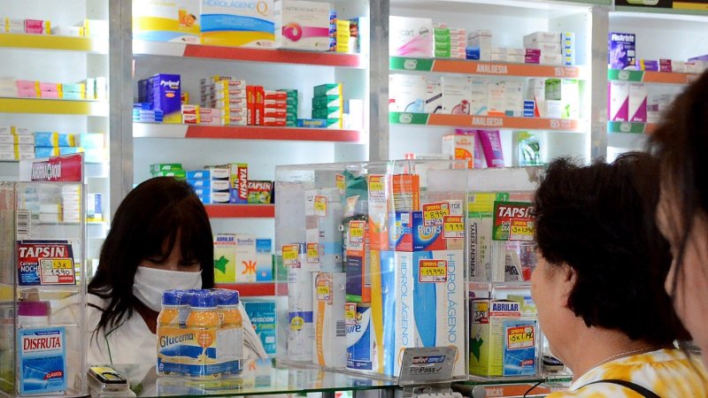 Alto costo de los medicamentos golpea a los hogares chilenos: 70% gasta más de $30 mil mensuales