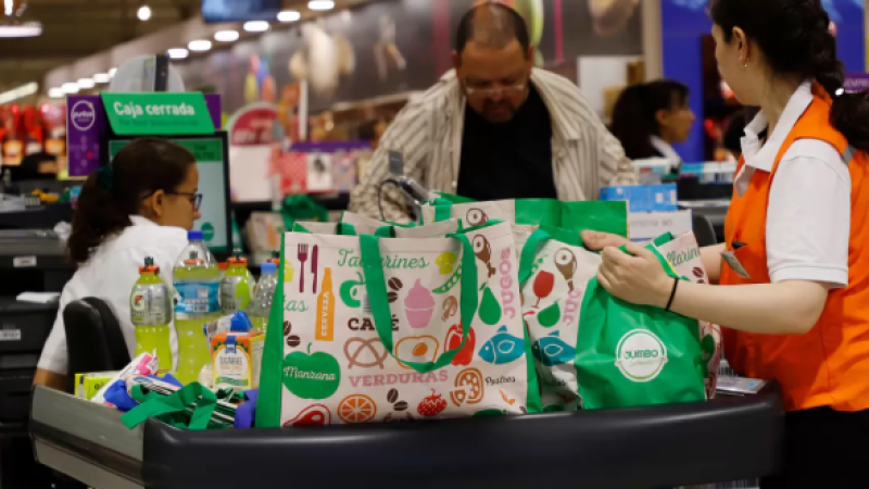 Del “aporte voluntario” al sueldo: el nuevo modelo de empaquetadores que reaparece en supermercados