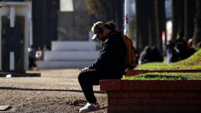 Endeudamiento juvenil: la mora de los chilenos aumenta 33 veces entre los 22 y 29 años