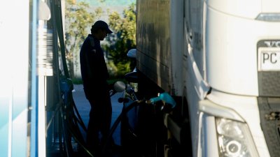 Surtidor en cero y boleta en mano: Los consejos para evitar estafas en las bencineras