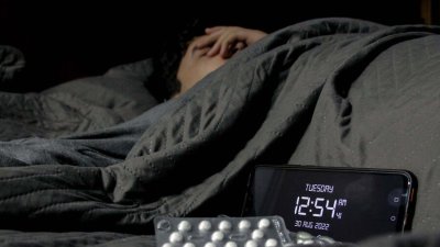 Estrés, pantallas y horarios irregulares: los factores que deterioran el sueño y disparan la demanda por polisomnografías