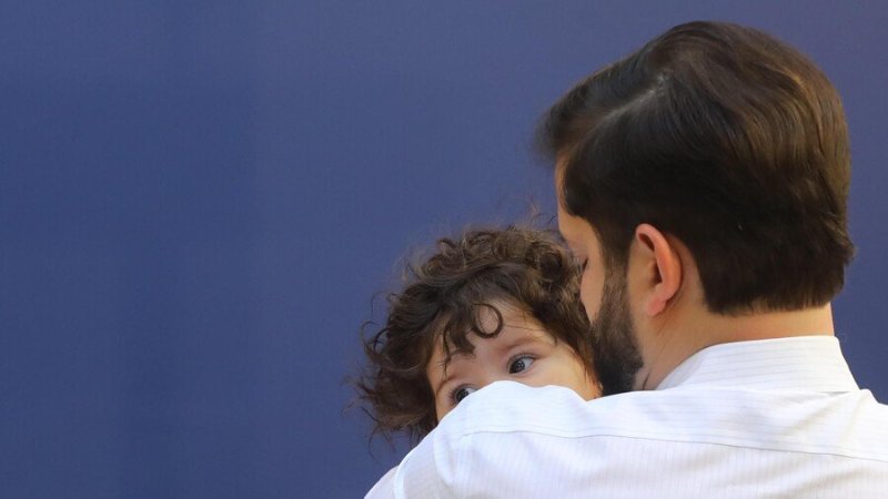 “La salud pública es un orgullo de Chile”: Expresidente Boric releva labor de funcionarios tras hospitalización de su hija
