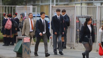 Escasez y falta de calificación: El desafío docente que revela el nuevo informe de la OCDE para Chile