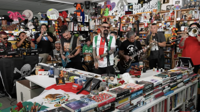 Vocalista de Panteón Rococó canta en el Tiny Desk con la camiseta de Palestino